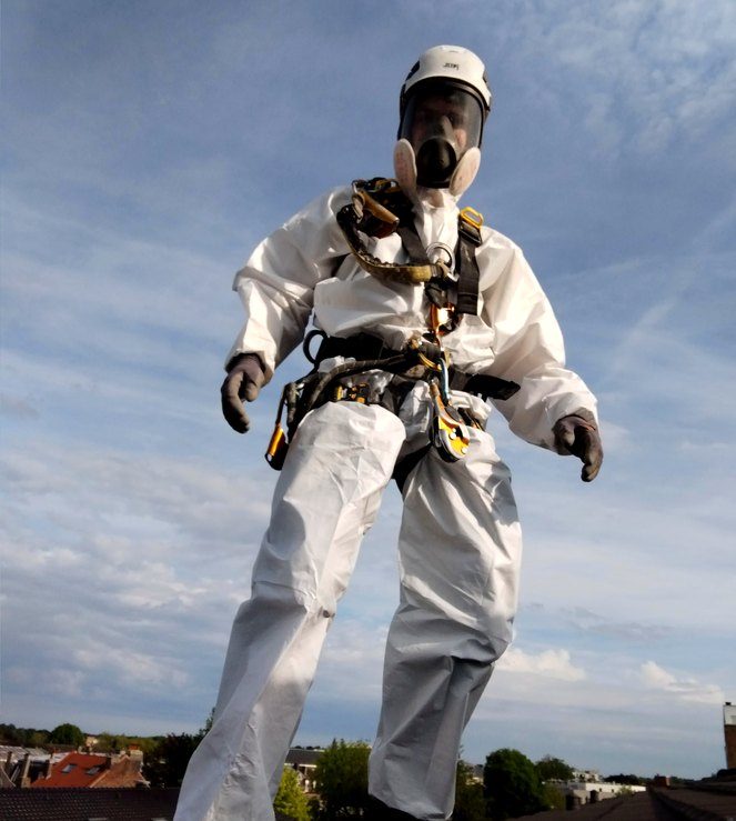 Cordiste équipé, harnais et protection respiratoire